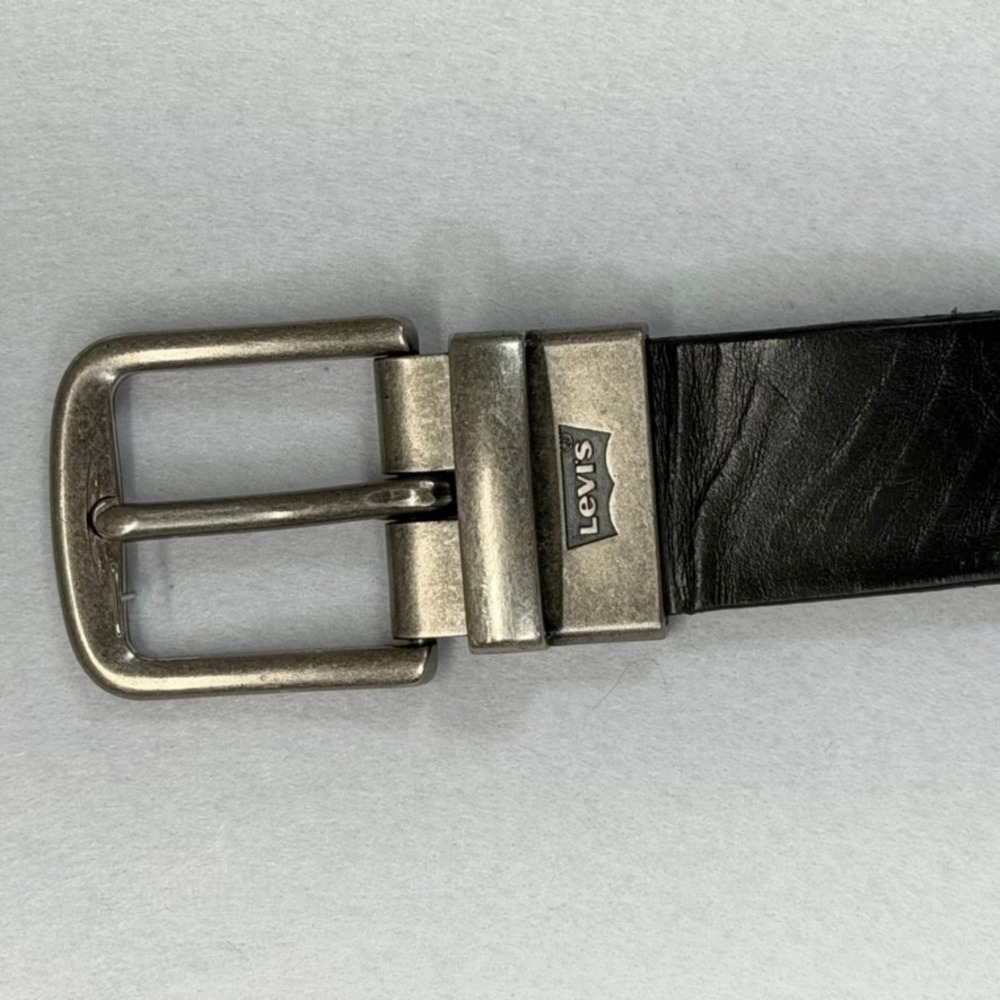 Levi's Men's Black Leather Belt Size 42 Logo Plaque Buckle 1.5"